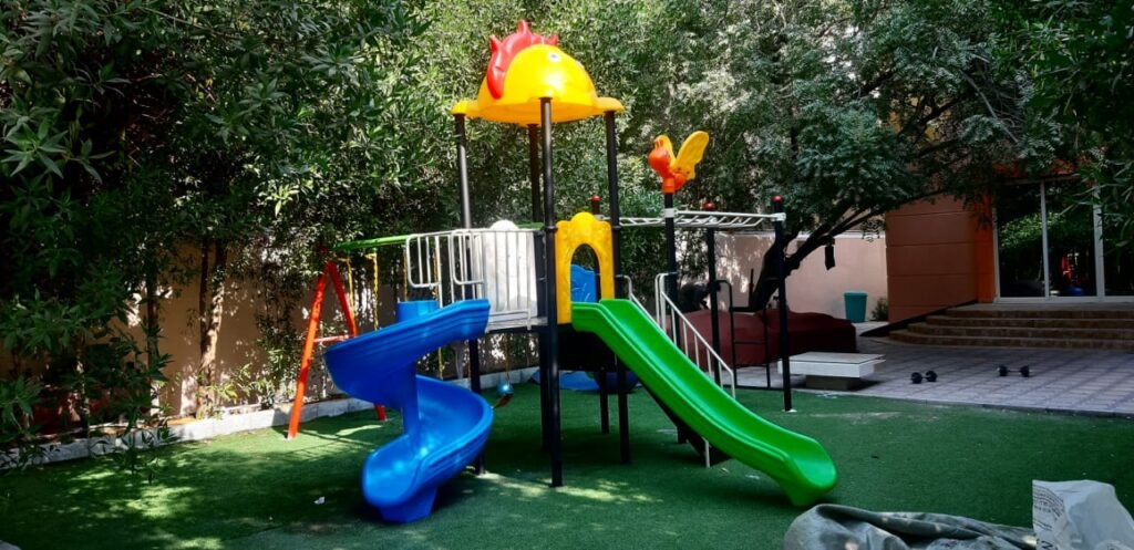 Outdoor Playground Toy for Kids with 2 Slides, 3 Swings & Monkey Bar Playset – Active Outdoor Fun – Size 540x620x330 cm