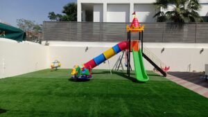 OUTDOOR HEAVY DUTY PLAYGROUND SET FOR KIDS, 2 SLIDES AND 3 SWINGS. SIZE ; 560X665X380CM