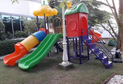 Outdoor Playground Toy for Kids with 3 Caps, 4 Swings & 4 Slides – Deluxe Set – Size 640x680x330 cm