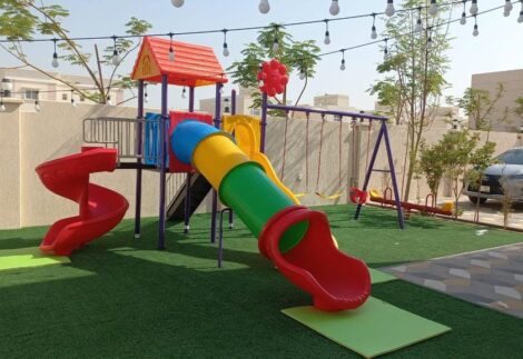 Outdoor Playground Toy for Kids with 3 Swings & 3 Slides – Durable Backyard Playset – Size 630x525x305 cm
