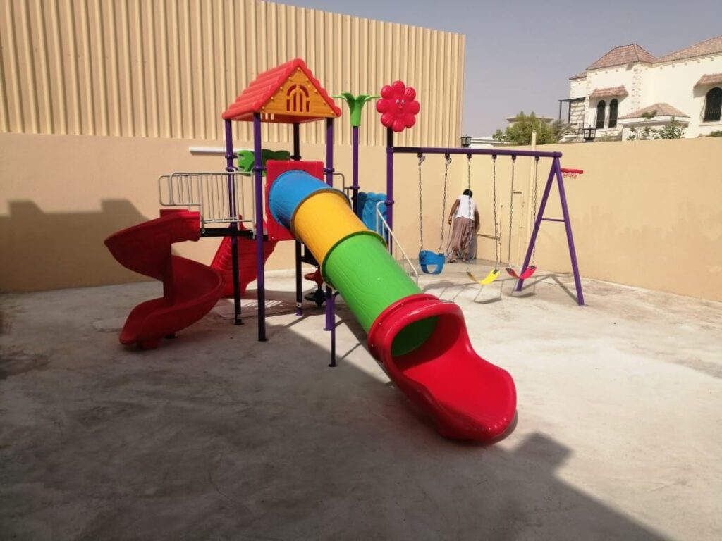 Outdoor Playground Toy with 3 Swings, 2 Slides & Basketball Net – All-in-One Playset – Size 630x578x305 cm
