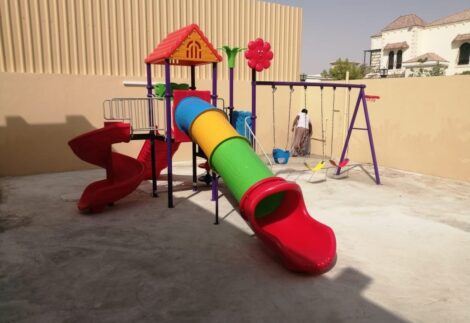 Outdoor Playground Toy with 3 Swings, 2 Slides & Basketball Net – All-in-One Playset – Size 630x578x305 cm