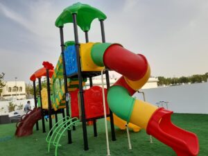 BIG OUTDOOR HEAVY DUTY PLAYGROUND SET FOR KIDS, 4 SLIDES AND 3 SWINGS. SIZE;1250X420X520CM