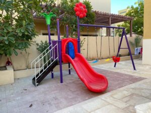 OUTDOOR PLAYGROUND TOY WITH 3 SWINGS AND A SLIDE SIZE; 470X245X270CM
