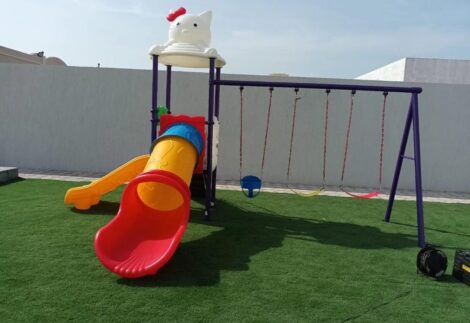 Outdoor Playset with 3 Slides, 3 Swings & Hello Kitty Top Cap – Fun Themed Playground – Size 535x415x320 cm