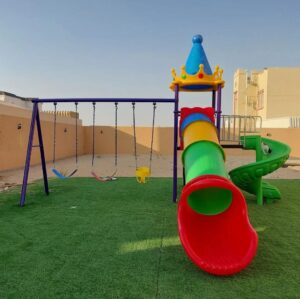 OUTDOOR PLAYGROUND TOY FOR KIDS, 2 SLIDES AND 3 SWINGS SET WITH KING CAP SIZE; 545X525X350CM