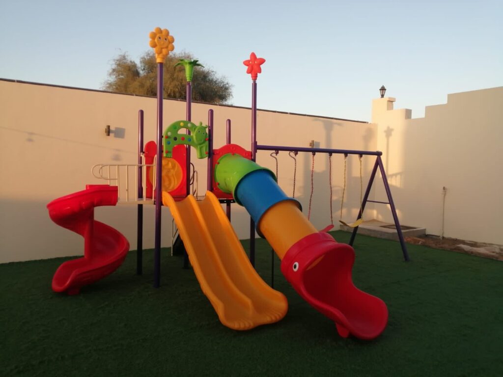 OUTDOOR PLAYGROUND TOY WITH 4 SLIDES AND 3 SWINGS ,SET SIZE: 630X525X325CM