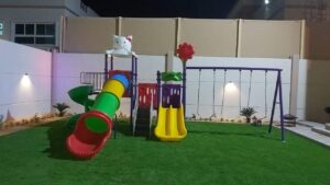 OUTDOOR PLAYGROUND TOY WITH 3 SWINGS &4 SLIDES, HELLO KITTY CAP, SIZE: 715X430X320CM
