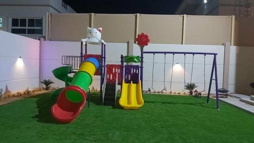 Outdoor Playground Toy with 3 Swings & 4 Slides with Hello Kitty Cap – Themed Fun Playset – Size 715x430x320 cm