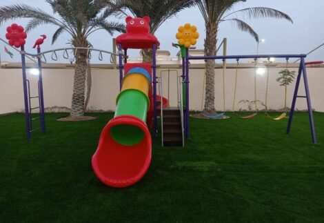 Outdoor Playground Toy with 3 Swings, 2 Slides & Monkey Bar, Basketball Net – All-in-One Active Play – Size 750x540x320 cm