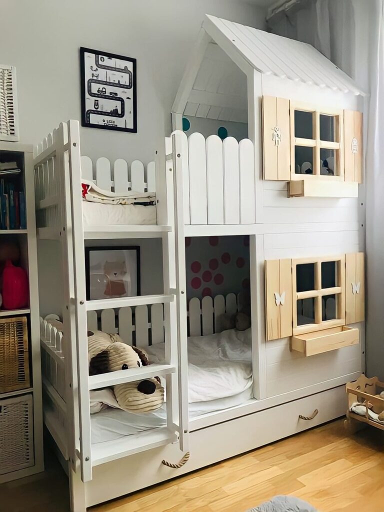 Bunk bed with House shape and windows