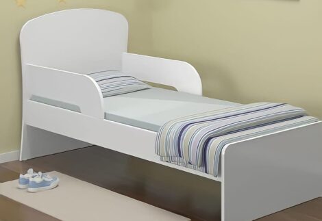 Kids bed with a curved side