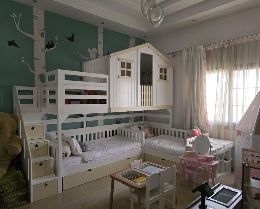 Corner bed with bunk bed