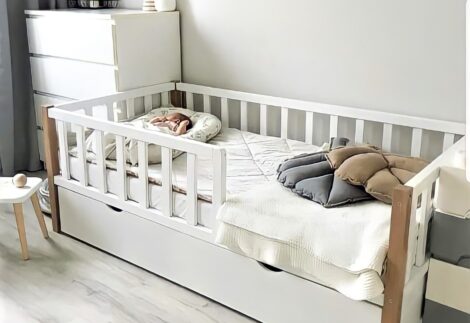 kids bed with full fence and drawer