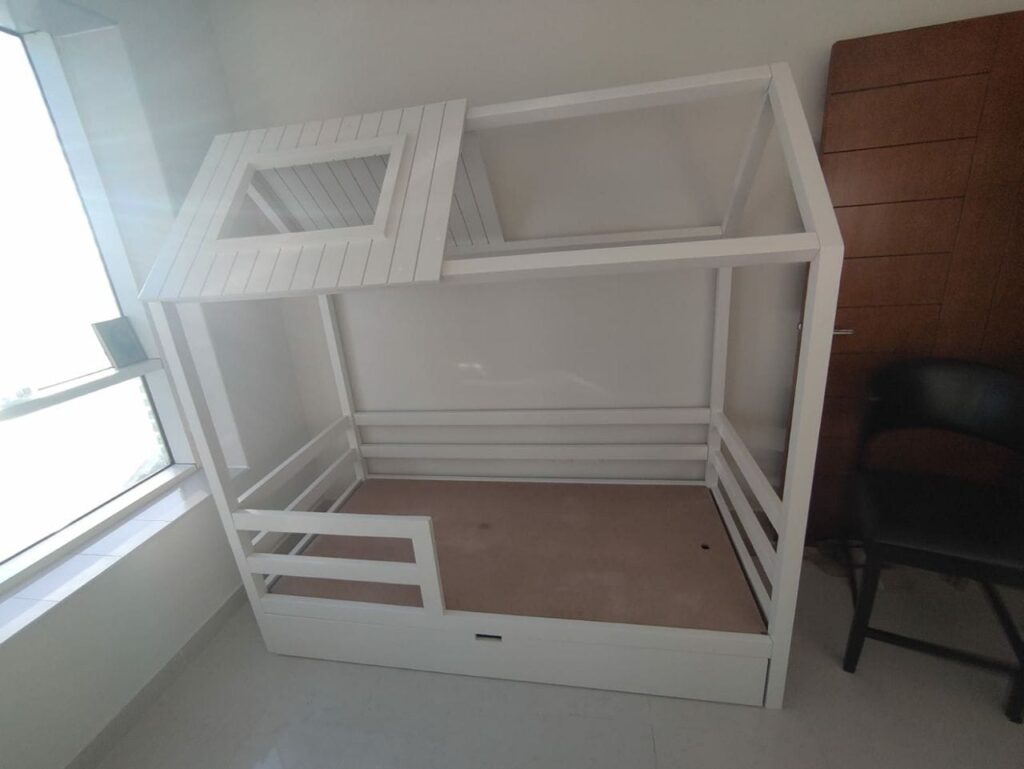 Bed with horizontal rails and storage drawer with roof window