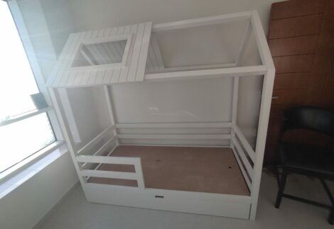 Bed with horizontal rails and storage drawer with roof window