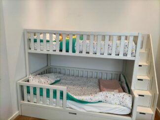 Bunk bed / Each bed has a different width