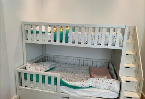 Bunk bed / Each bed has a different width
