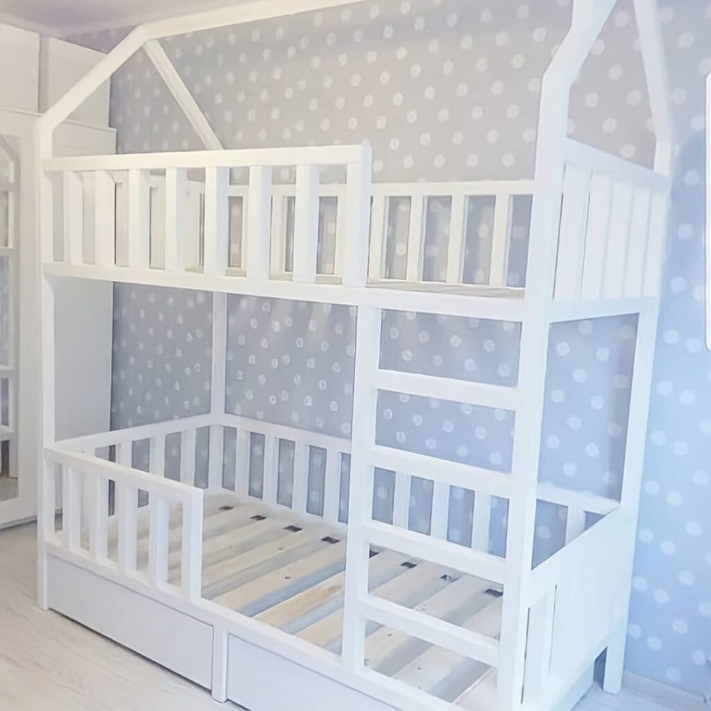 Bunk bed with ladder, with vertical opening fence