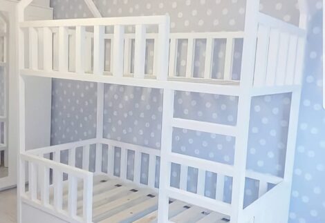 Bunk bed with ladder, with vertical opening fence