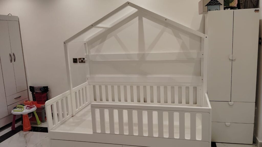 FLOOR BED