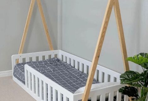 Ground bed with tent frame, with partitions