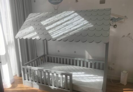 A bed with a cover similar to that of a home