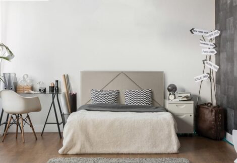 UPHOLSTERED BED