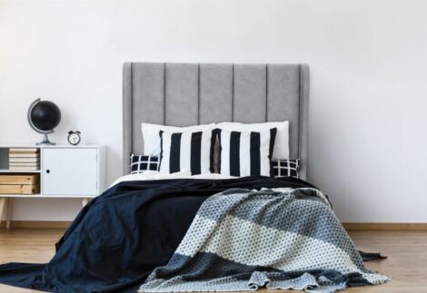 UPHOLSTERED BED